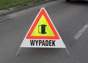 na jezdni znak z napisem: WYPADEK