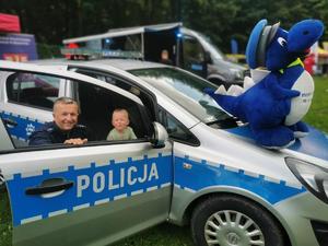 policjanci z dziećmi na pikniku