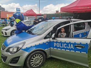 policjanci z dziećmi na pikniku