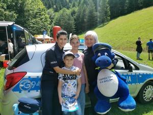 policjanci z dziećmi na pikniku