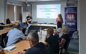 policjanci siedzący przy stołach podczas szkolenia