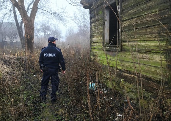 policjant podczas patrolu pustostanu