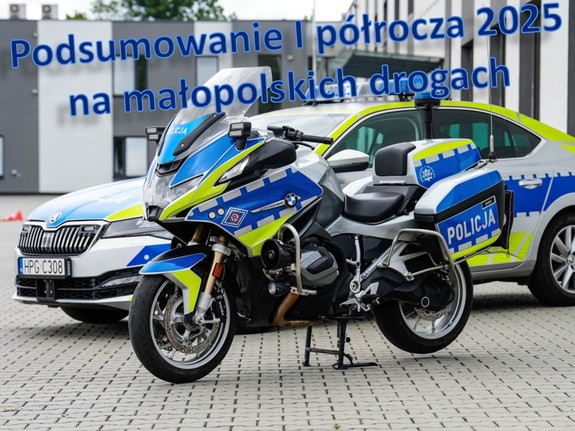 &quot;Zdjęcie motocykla i radiowozu zaparkowanych na placu&quot;