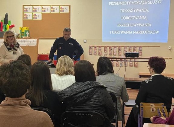 policjant na spotkaniu z rodzicami  wszkole