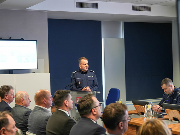 komendant wojewódzki prowadzi naradę