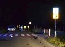 noc, przejście dla pieszych oraz biały samochód marki BMW