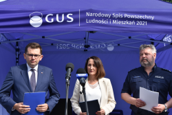 komendant wojewódzki z 2 przedstawicielami głównego urzędu statystycznego podczas konferencji prasowej