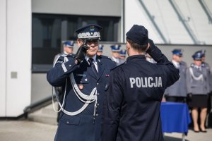 policjant salutuje denegałowi