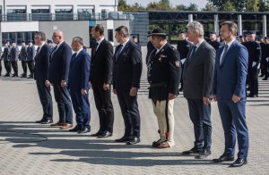 przedstawiciele administracji państwowej stoją przed wręczeniem im medali