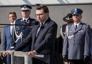 wojewoda małopolski podczas przemówienia