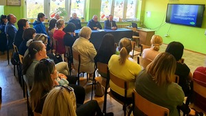 policjant powadzący debate oraz jej uczestnicy
