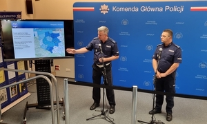 dwóch policjantów na konferencji prasowej