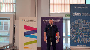 Przedstawia insp. Piotra Morajkę, Zastępcę Komendanta Wojewódzkiego Policji w Krakowie, otwierającego konferencję „Zagrożenia w Sieci – profilaktyka, reagowanie”.