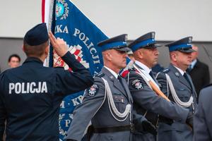 policjant oddaje honor do sztandaru