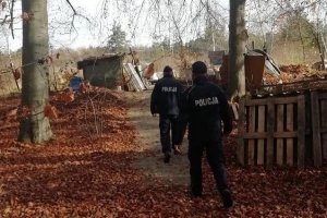 dwóch policjantów sprawdzających pustostan