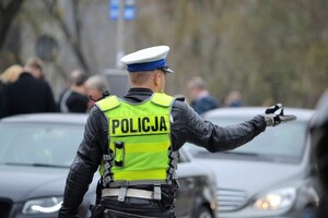 policjant na skrzyżowaniu kieruje ruchem