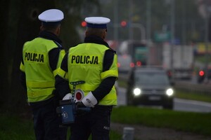 dwóch policjantów ruchu drogowego z radarem przy drodze
