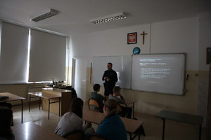 policjanci w szkole podczas prelekcji z uczniami