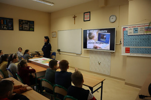 policjanci w szkole podczas prelekcji z uczniami