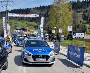 radiowóz policyjny na starcie wyścigu kolarskiego